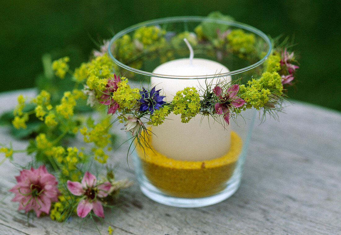 Blütenkränzchen für Windlicht (3/3). Alchemilla (Frauenmantel), Nigella (Jungfer im Grünen)