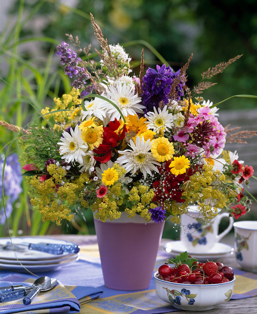 Leucanthemum (edelweiss margerite), alchemilla (lady's mantle)