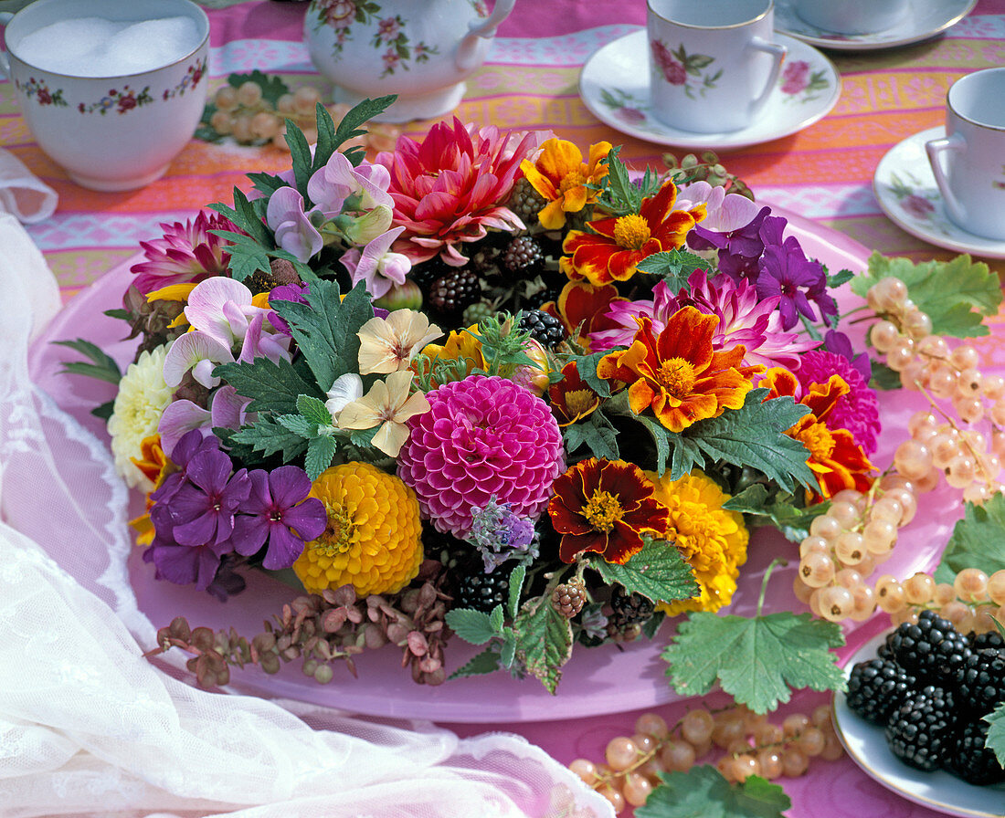 Dahlia / Dahlien, Tagetes / Studentenblume