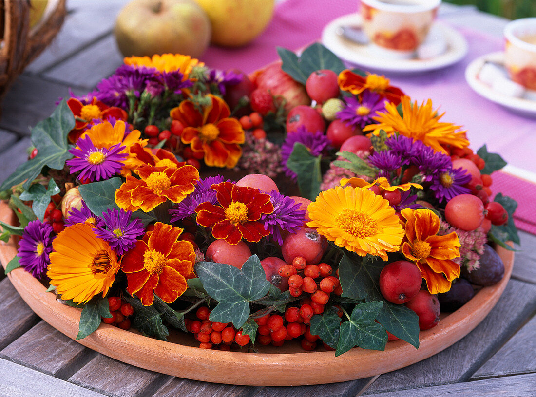 Kranz aus Tagetes (Studentenblumen), Calendula (Ringelblumen), Malus (Zieräpfel)