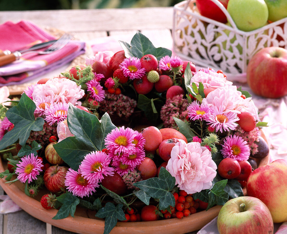 Plate wreath with asters and berry jewellery