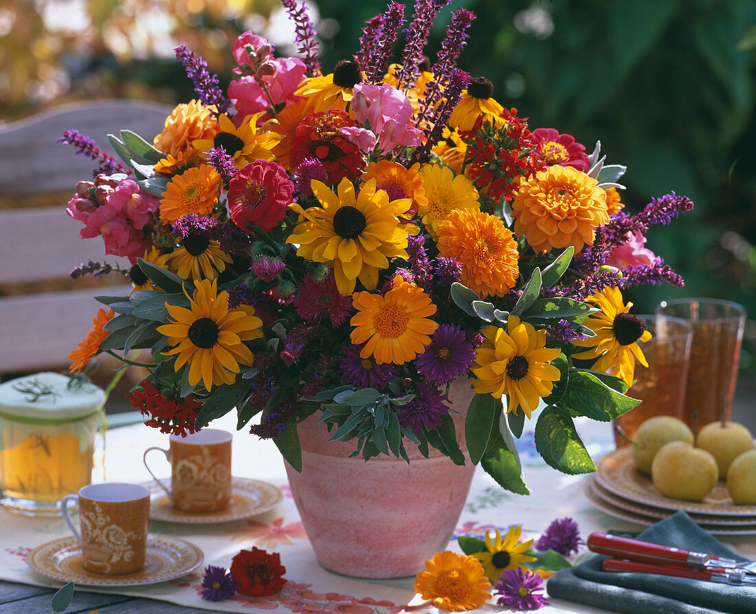 Rudbeckia (Sonnenhut), Dahlia (Dahlien), Salvia (Salbei)