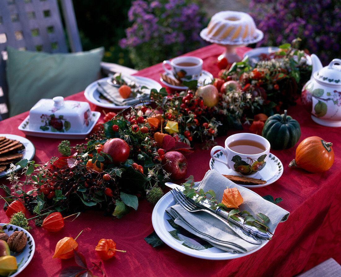 Table garland of Hedera (ivy), Clematis, Malus (apples), Rosa (rose hips), seeds
