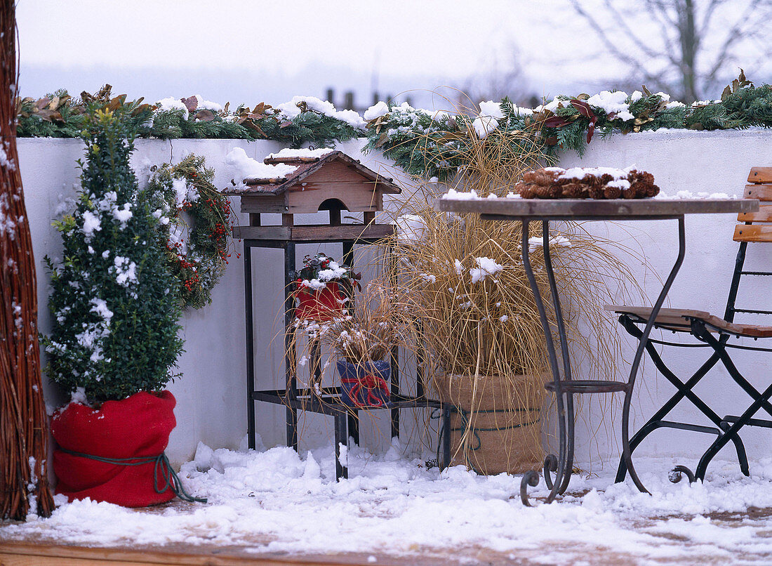 Winter balcony with bird house, grasses with root ball protection, Picea (cone wreath), garland