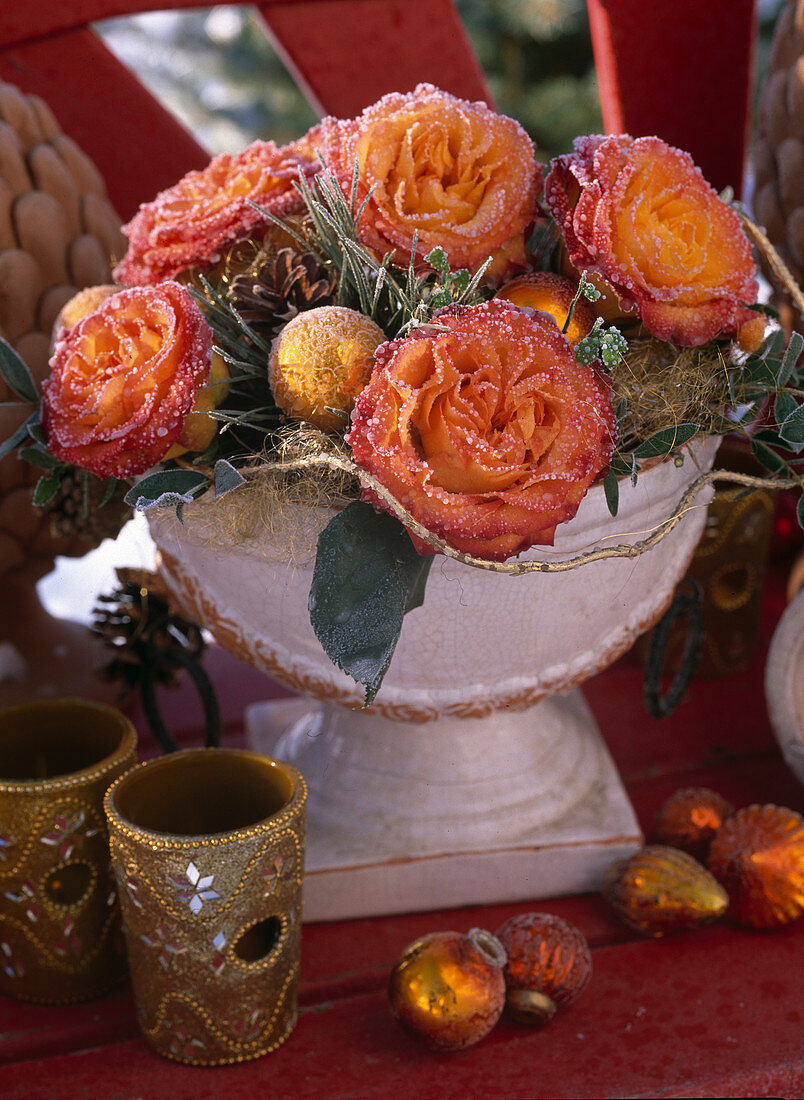 Schale mit rosa (Rosenblüten), Goldbecher, Baumschmuck, Terracottazapfen im Rauh