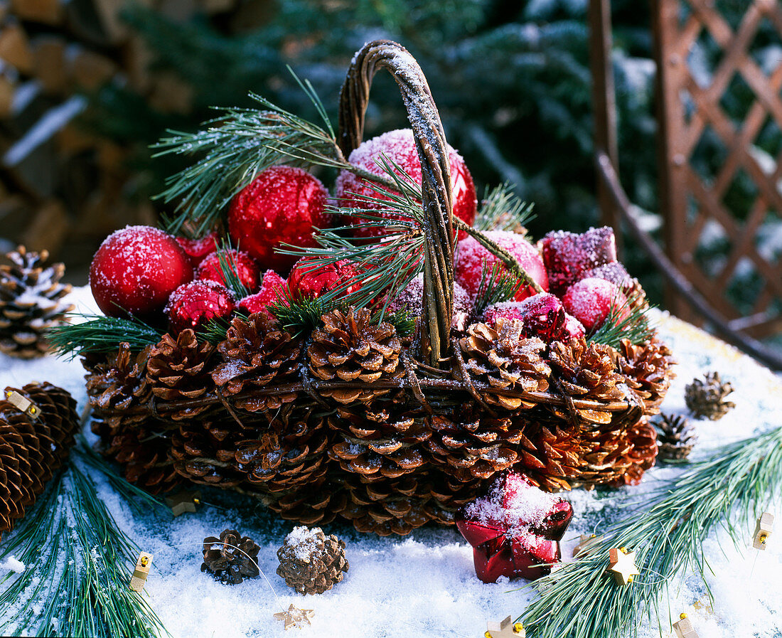 Basket with twigs, cones and tree balls