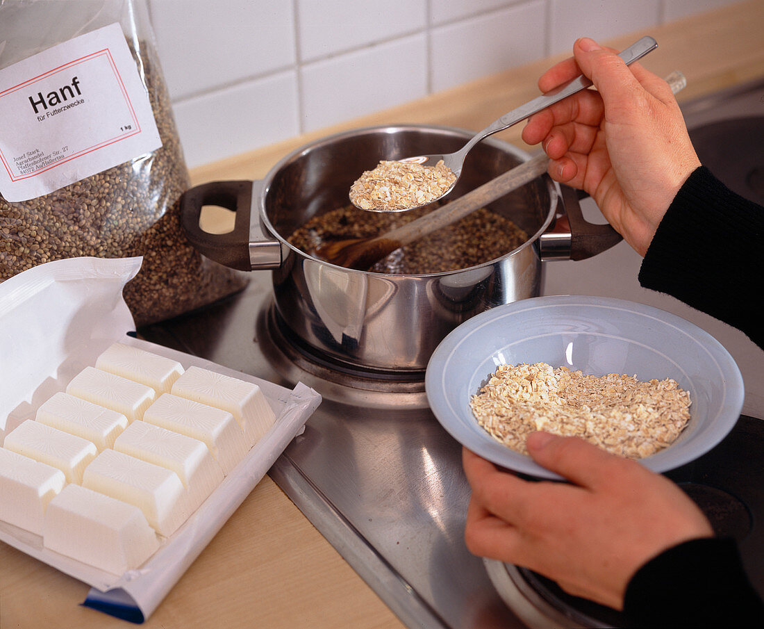 Birdseed to hang up (1/3). Heat palm fat and add grains, stir.