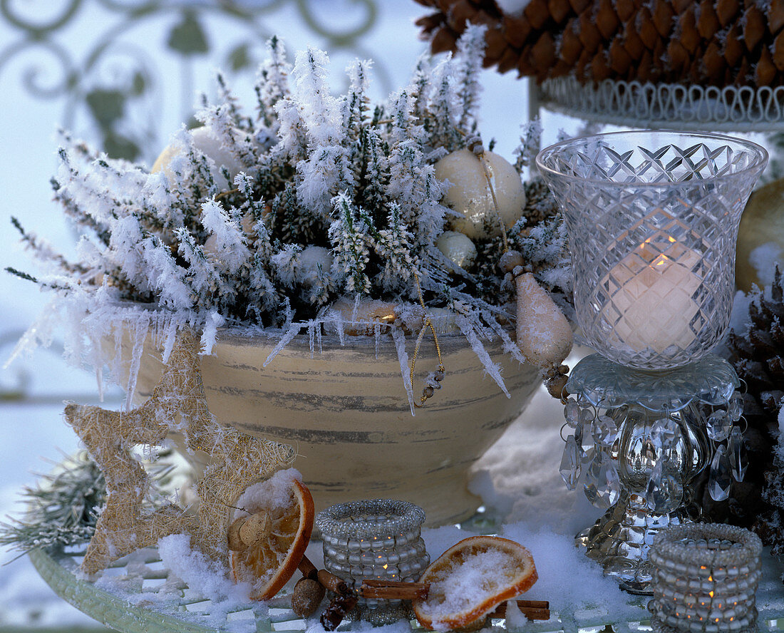 Calluna (Heide) mit Baumschmuck und Eiszapfenkette