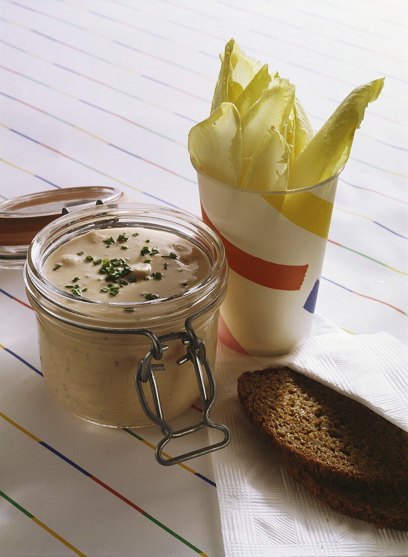 Chicory with a low-calorie dip