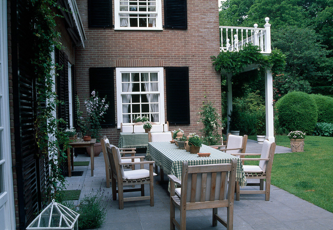 Terrasse mit hölzerner Sitzgruppe