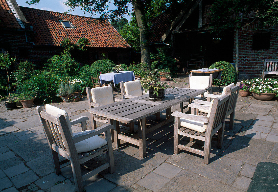 Rustikale Sitzgruppe auf gepflasterter Terrasse