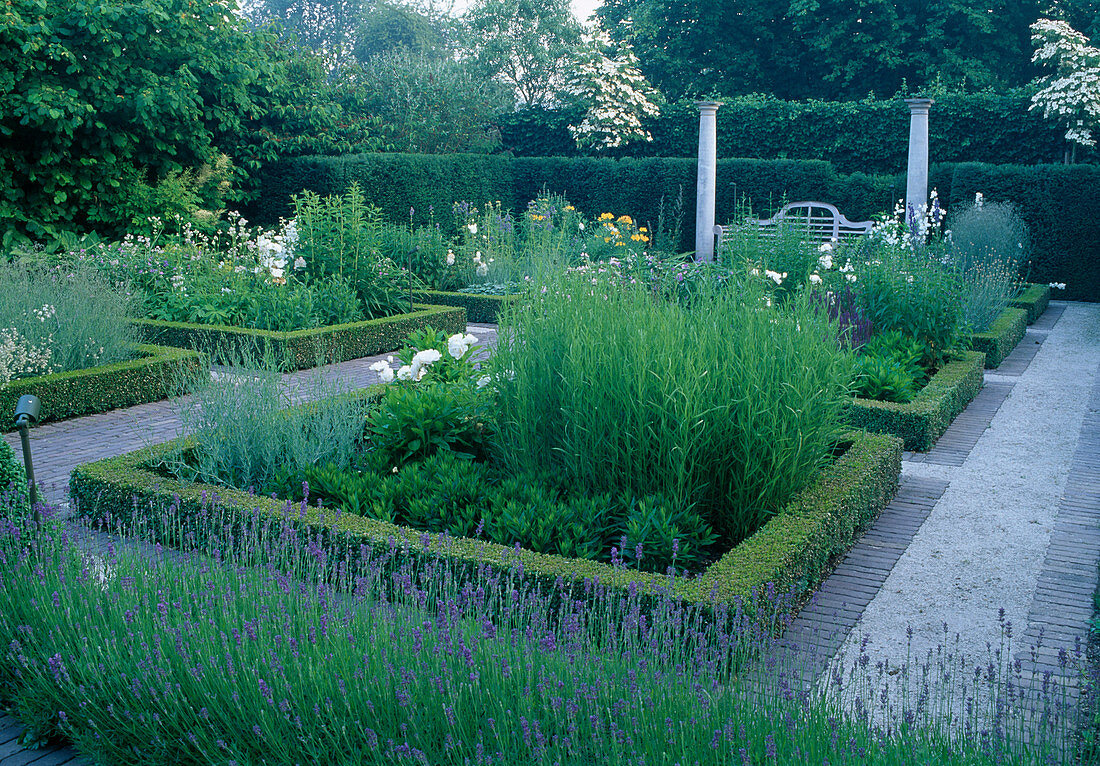 Mit Hecken aus Buxus (Buchs) eingefasste Beete mit Stauden, Lavandula (Lavendel), Wege mit Klinker und wassergebundener Decke, Bank zwischen Säulen