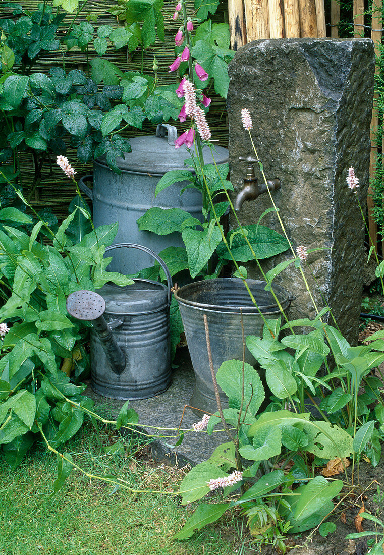 Granit-Säule mit Wasserhahn, alter Waschkessel als Auffangbehälter für Regenwasser, Giesskann und Eimer