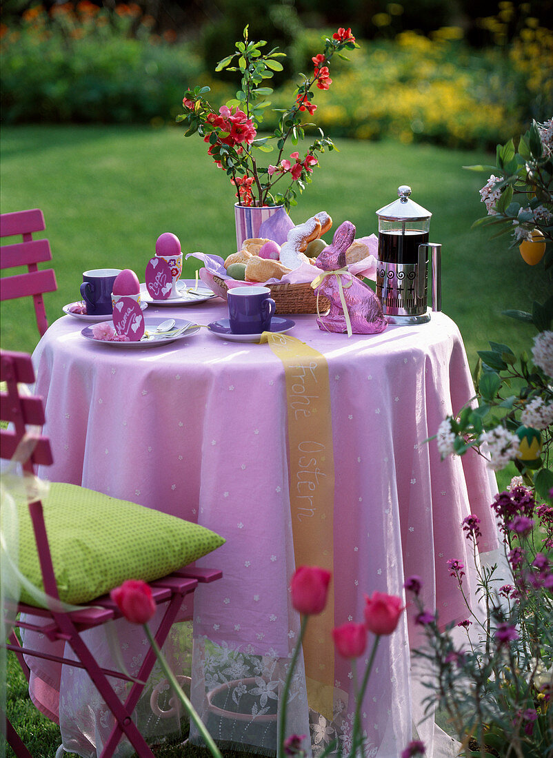 Rosa Ostertisch mit Frühstückseiern