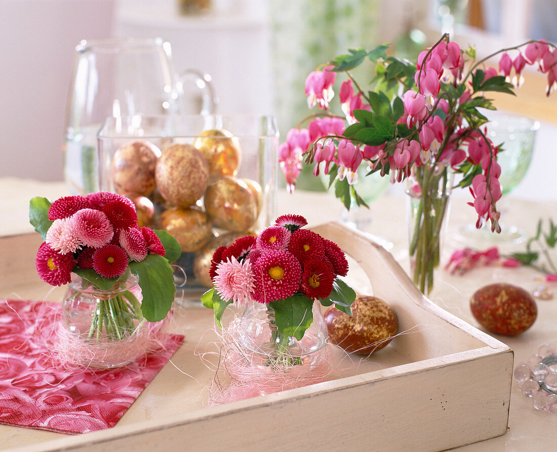 Glasses with Bellis (Tausendschön), roses, Dicentra (Teary Heart)