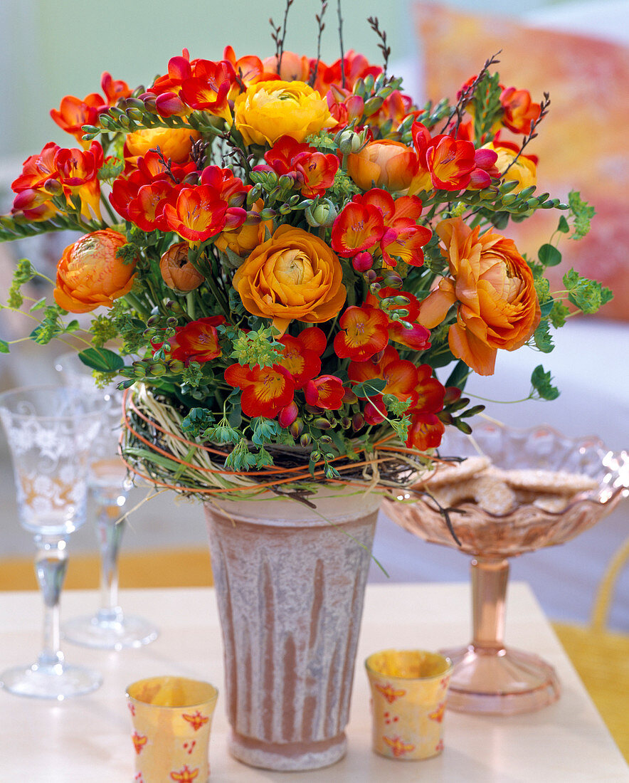 Ranunculus / Ranunkeln, Freesia 'Orangina' / Freesien