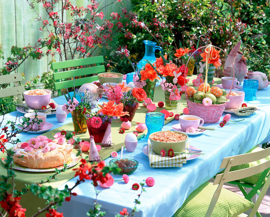 Breakfast table with tulipa (tulip)