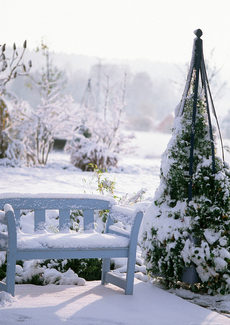 Gartenbank mit Schnee