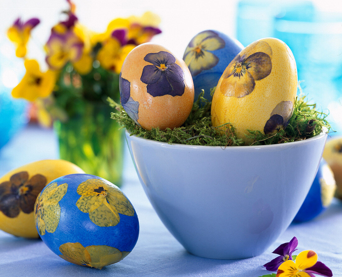 Easter eggs with napkin technique