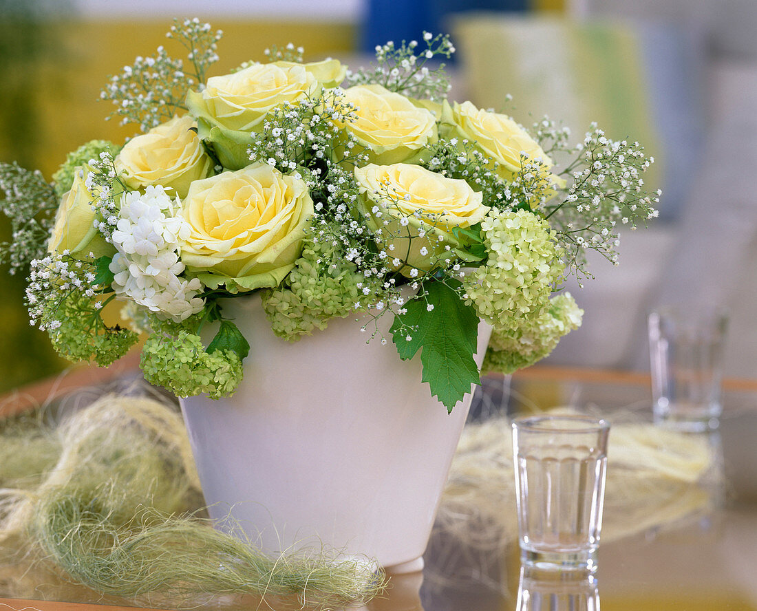 Vanilla-coloured rose petals, viburnum (snowball)