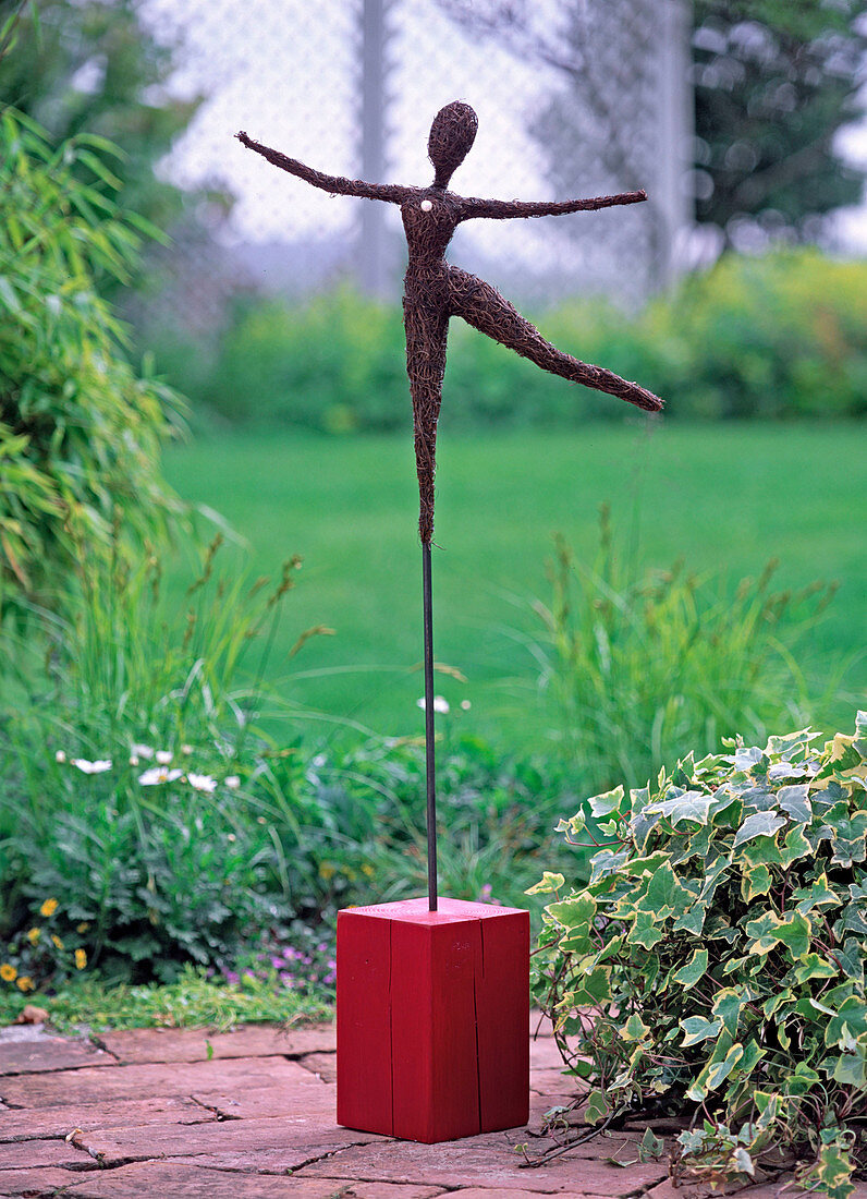 Figure of Muehlenbecki vines on metal rod