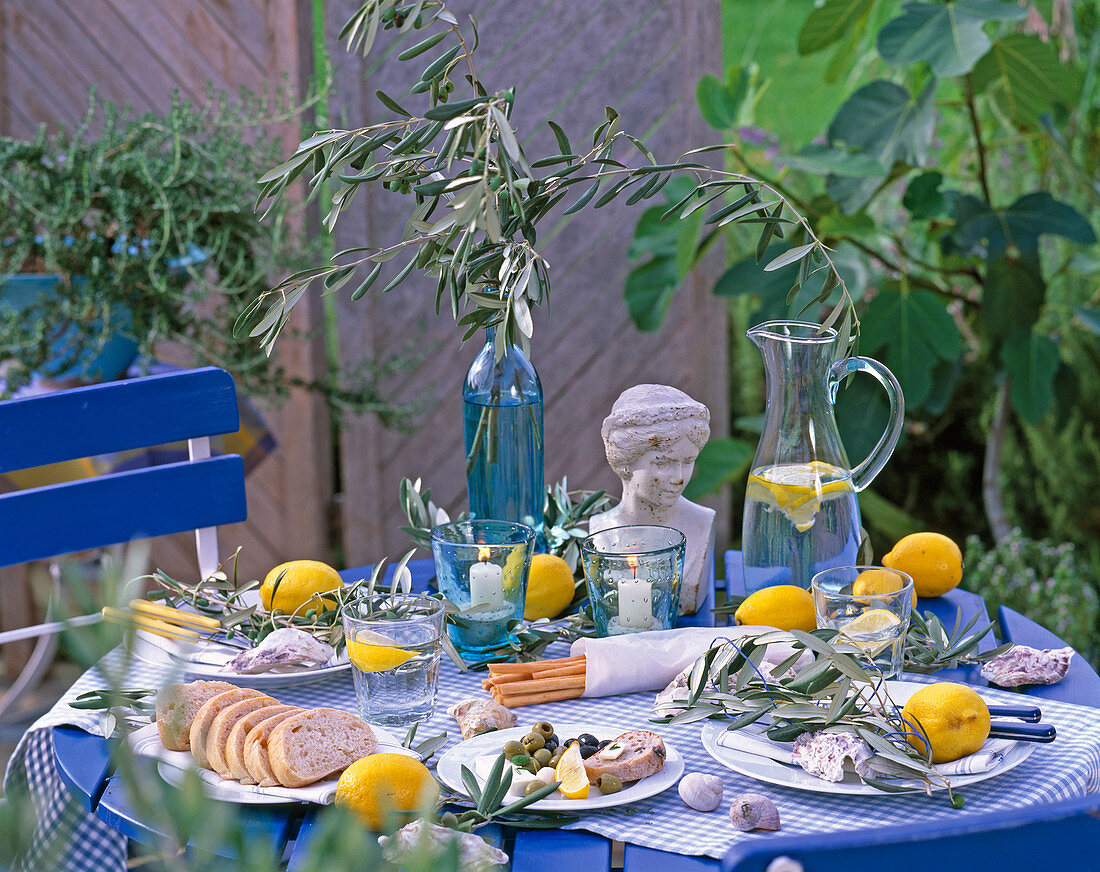 Tischdeko griechisch – Bild kaufen – 12133469 ❘ Gartenbildagentur