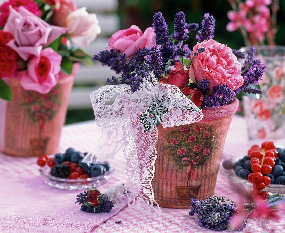 Rosa (rose), Lavandula (lavender)