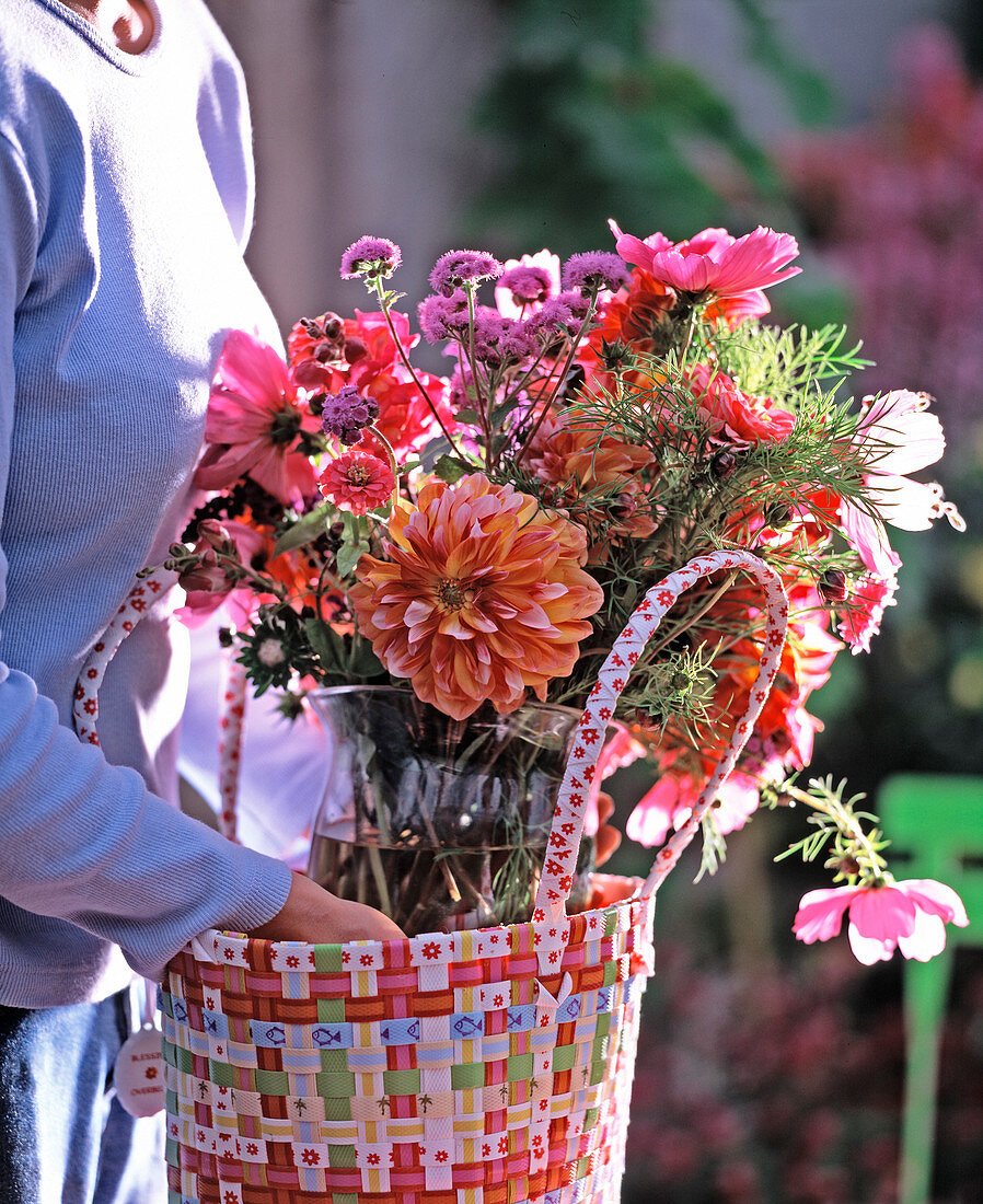 Blumenstrauß in Flechtkorb (1/2)