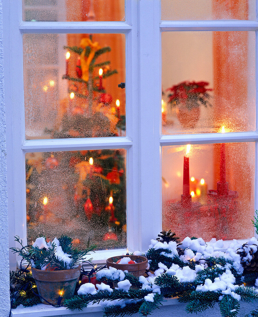 Blick durchs Fenster ins weihnachtliche Zimmer