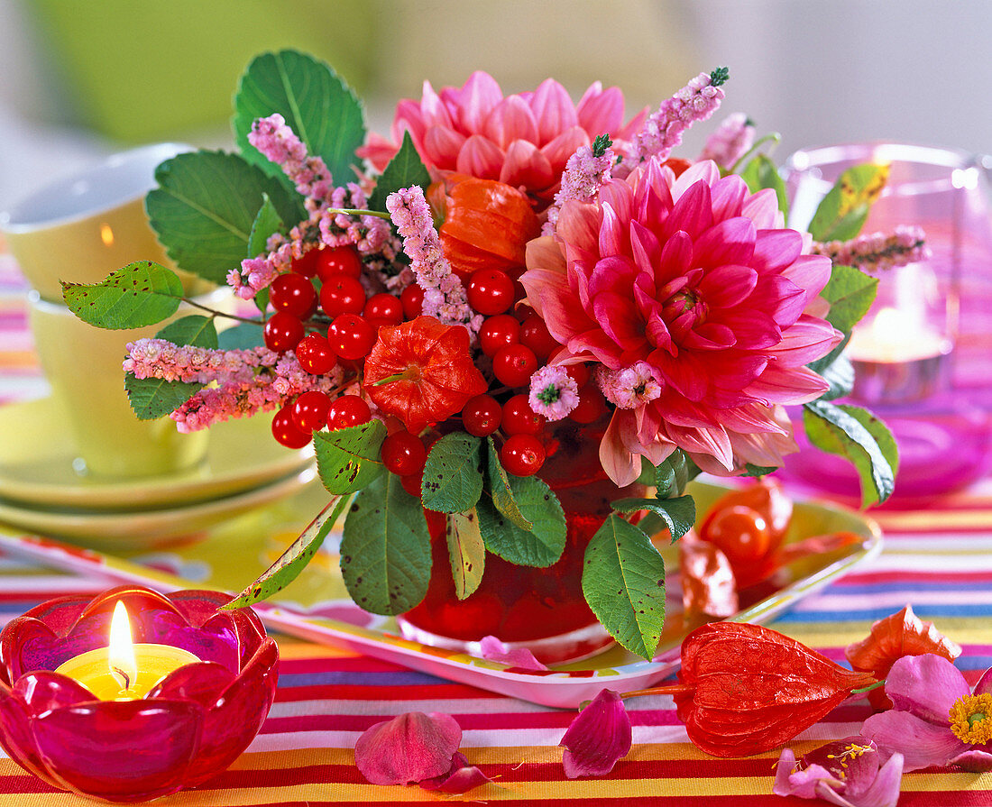 Dahlia, Calluna, Viburnum, Physalis