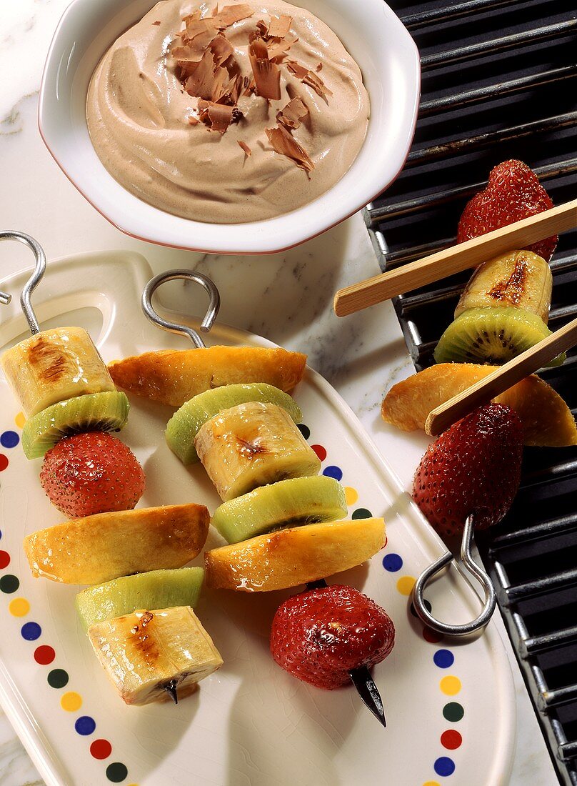 Gegrillte Fruchtspieße mit Banane, Kiwi, Erdbeeren & Pfirsich
