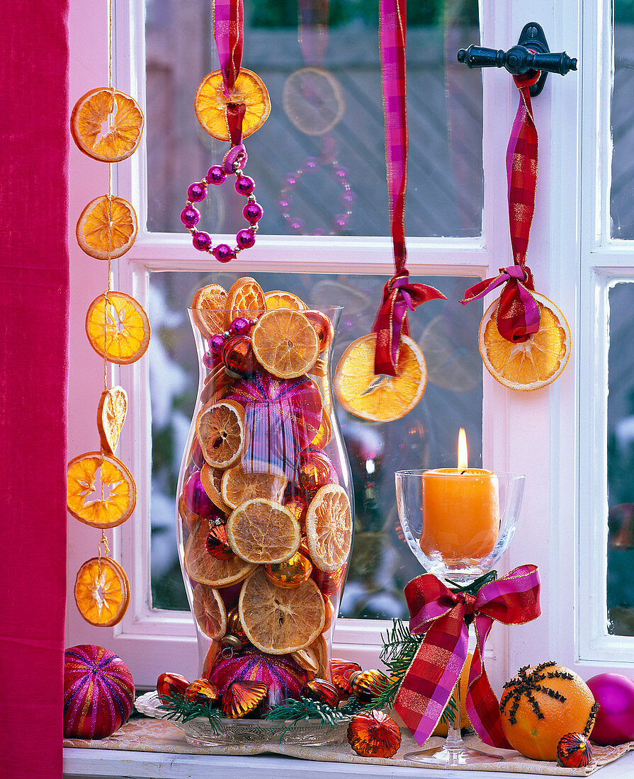 Glasgefäß am Fenster gefüllt mit Citrus (Orangenscheiben getrocknet)