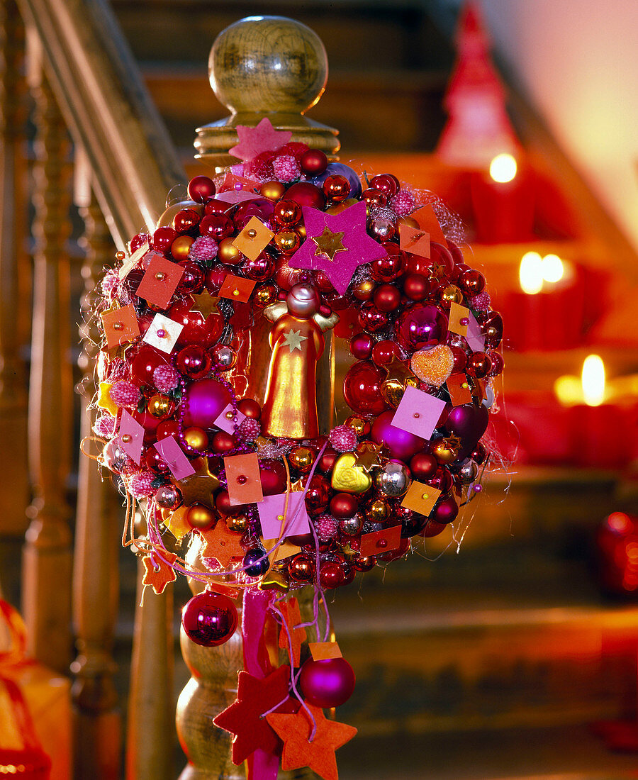 Ball wreath made of red, orange and pink balls, coloured paper