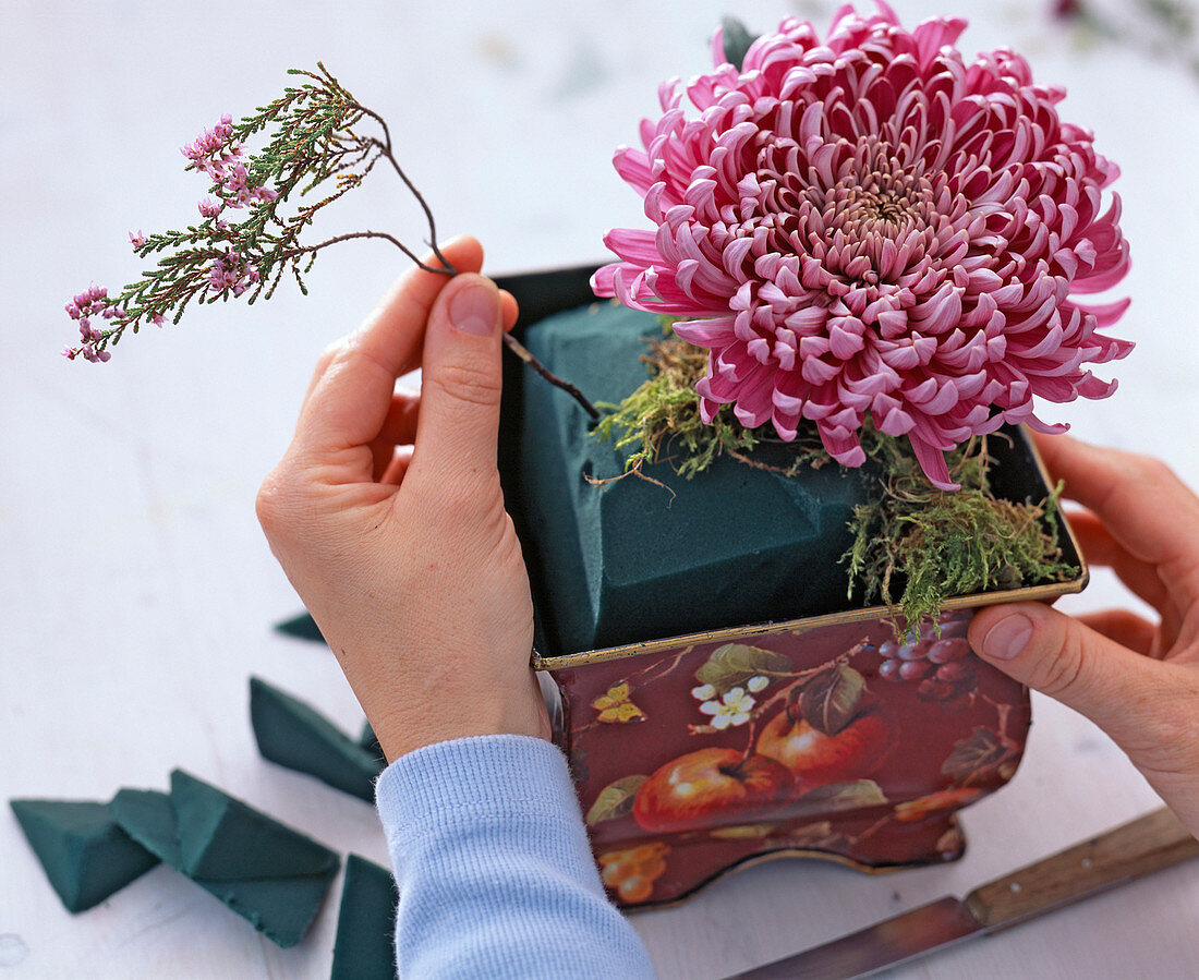 Gesteck mit großblumiger Chrysantheme (1/2)