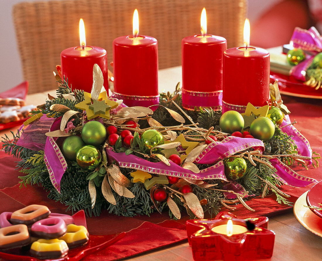 Adventskranz aus gemischtem Grün mit Baumschmuck, Misteln