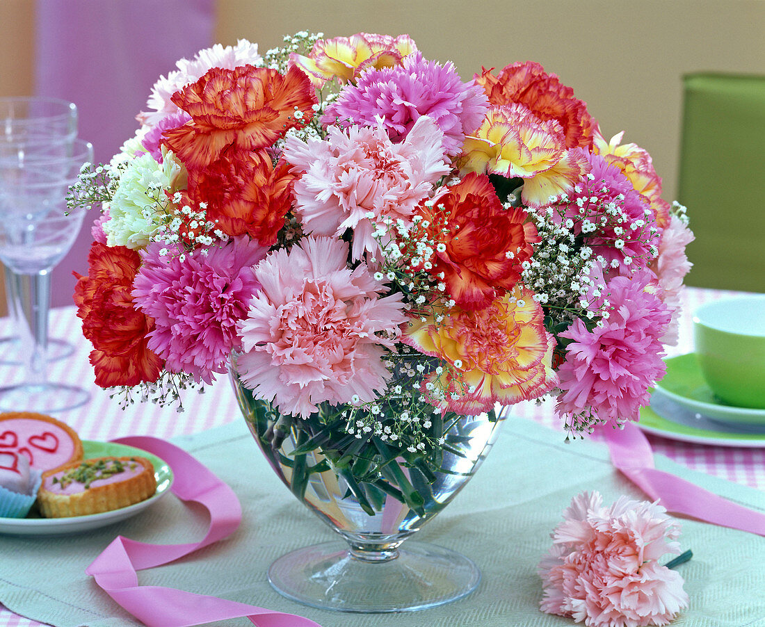 Strauß aus bunten Dianthus (Nelken), Gypsophila (Schleierkraut) in Glasvase