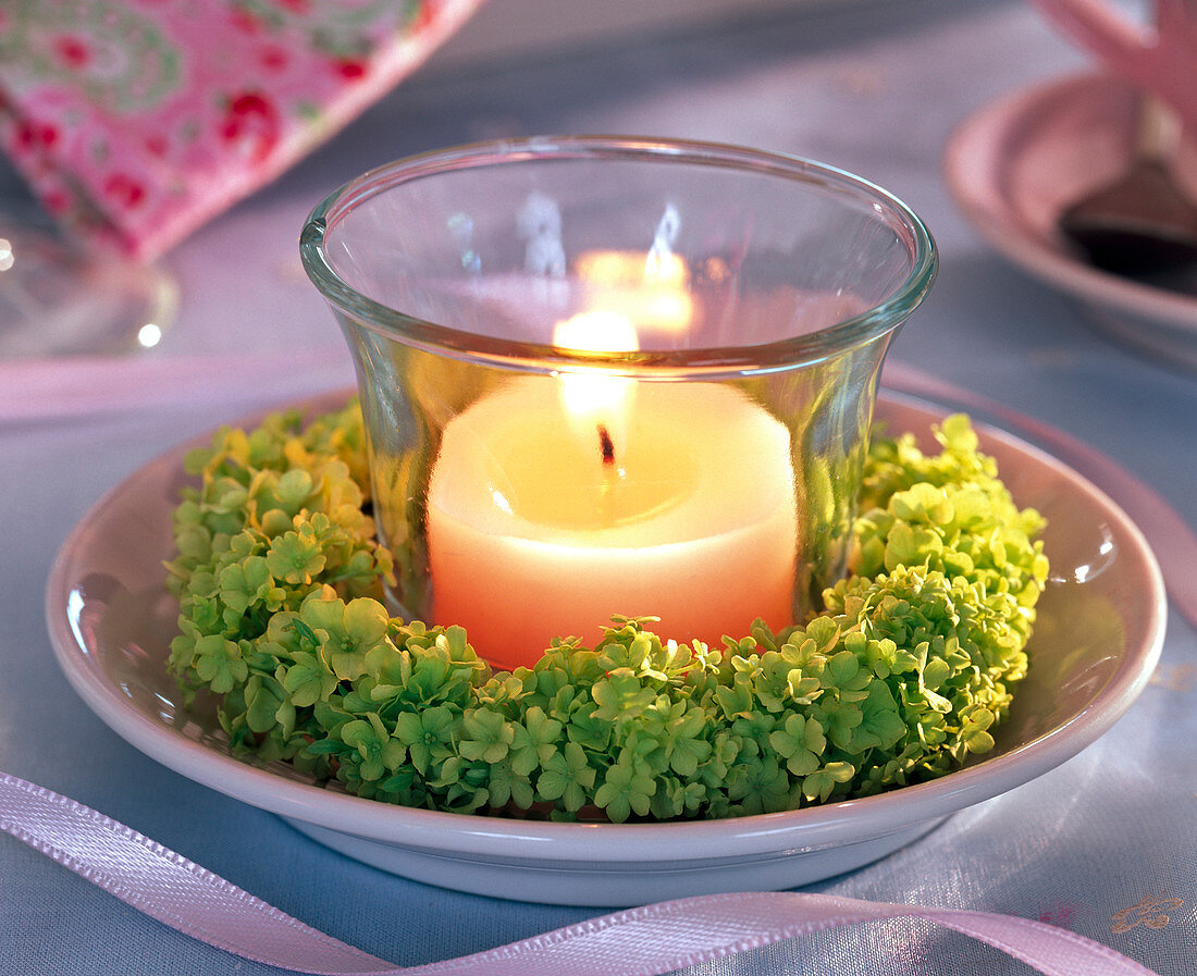 Candle wreath made of green snowball blossoms (3/3)