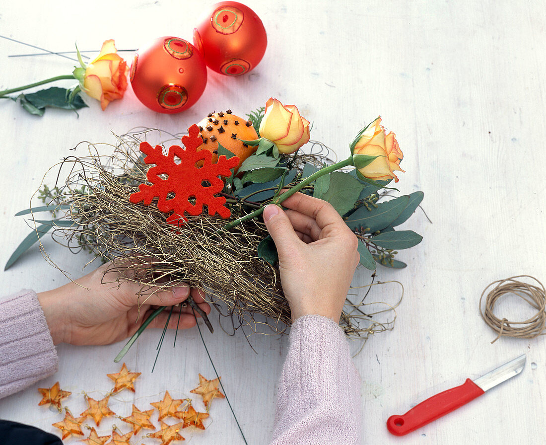 Rosenstrauß mit gespickten Orangen und Christbaumkugeln: 3/4