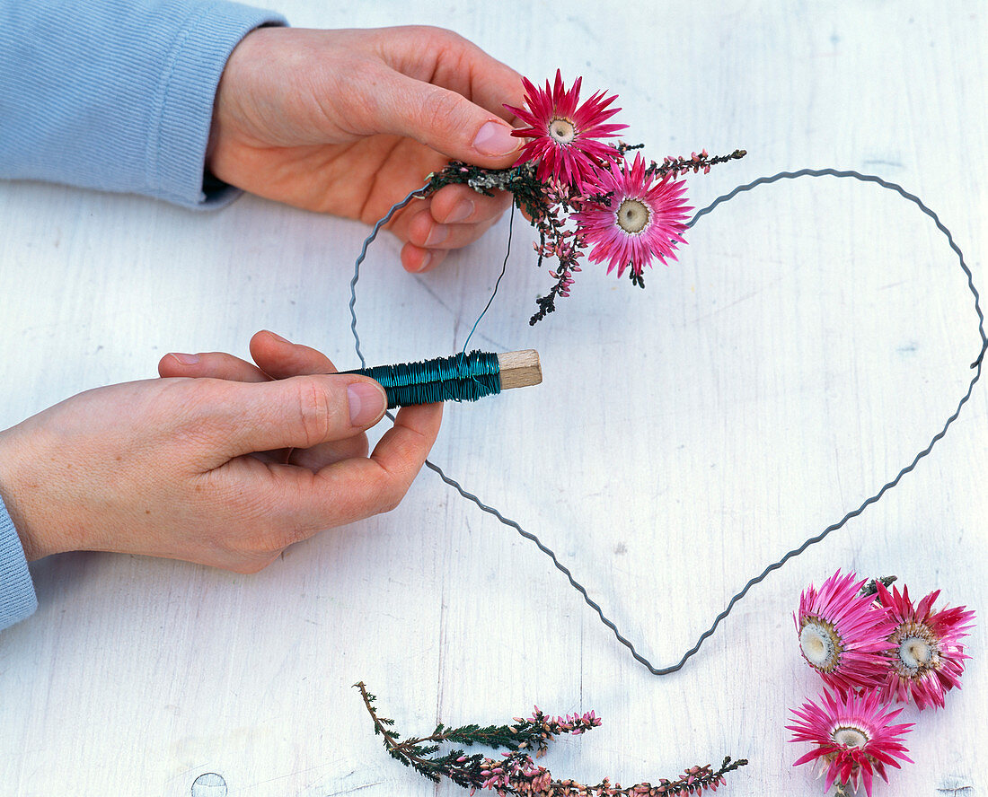 Strawflower heart with heather (2/3)