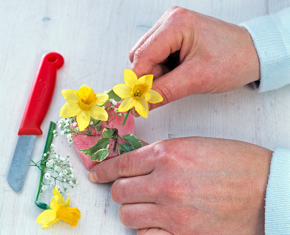 Plate decoration with daffodils stuck in oasis: 4/5