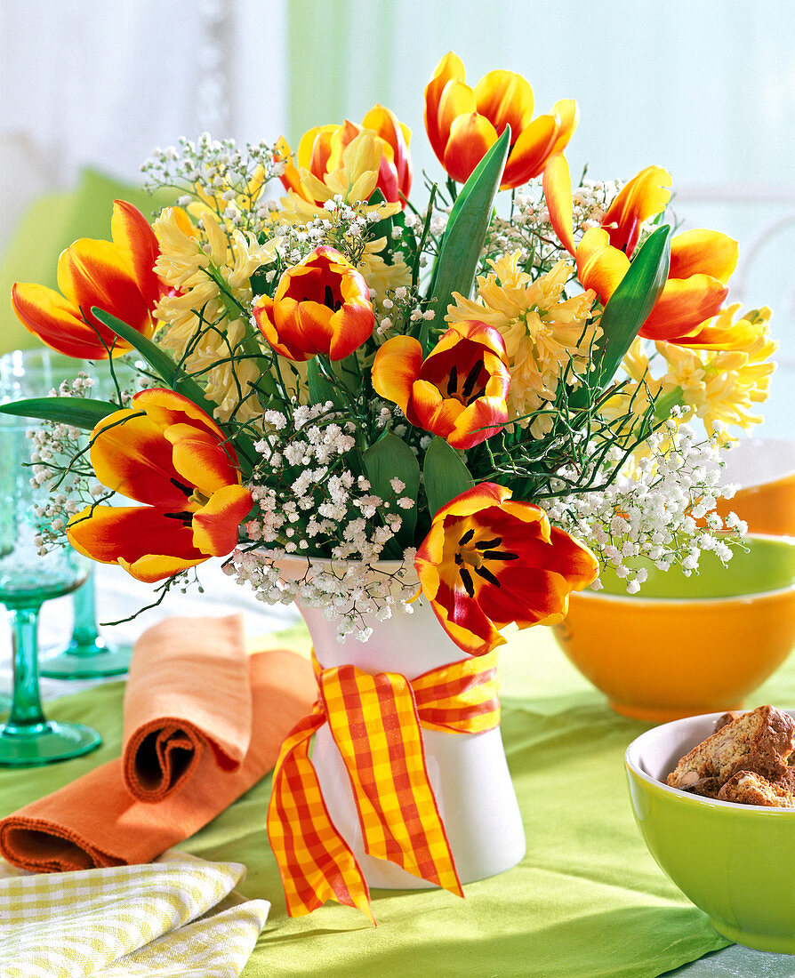 Strauß aus Tulipa (Tulpen), Gypsophila (Schleierkraut), Hyacinthus