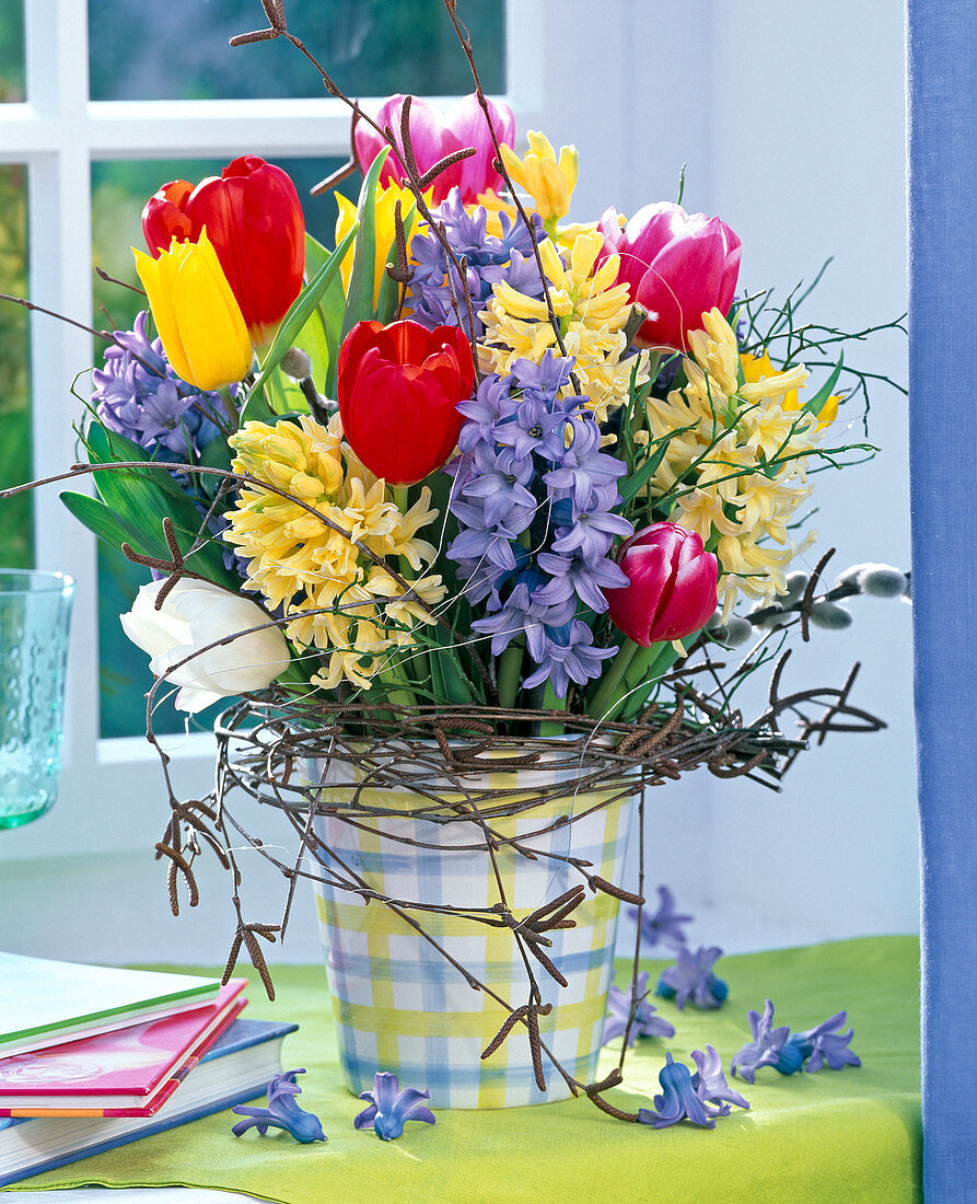 Hyacinthus (Hyacinth), Tulipa (Tulip), Vaccinium bouquet