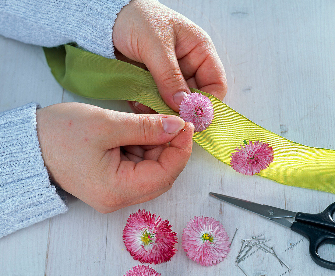 Ribbon decorated with bellis flowers (1/2)