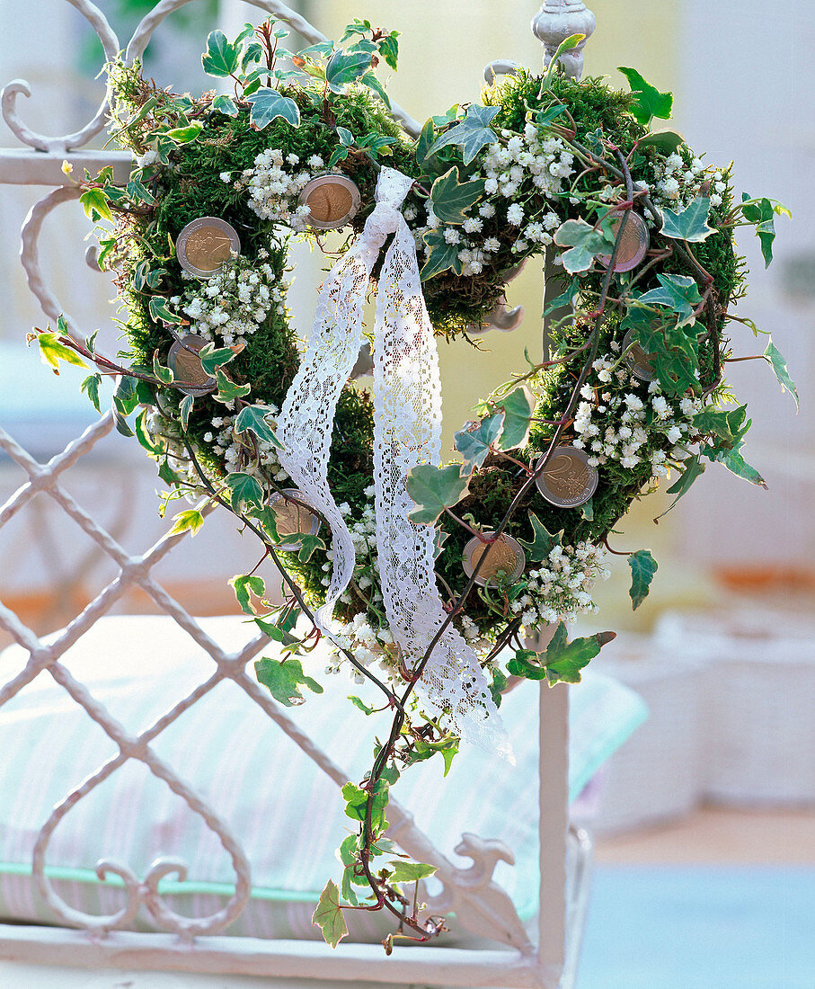 Herz aus Moos, Hedera (Efeu), Gypsophila (Schleierkraut) mit 2-Euro-Münzen