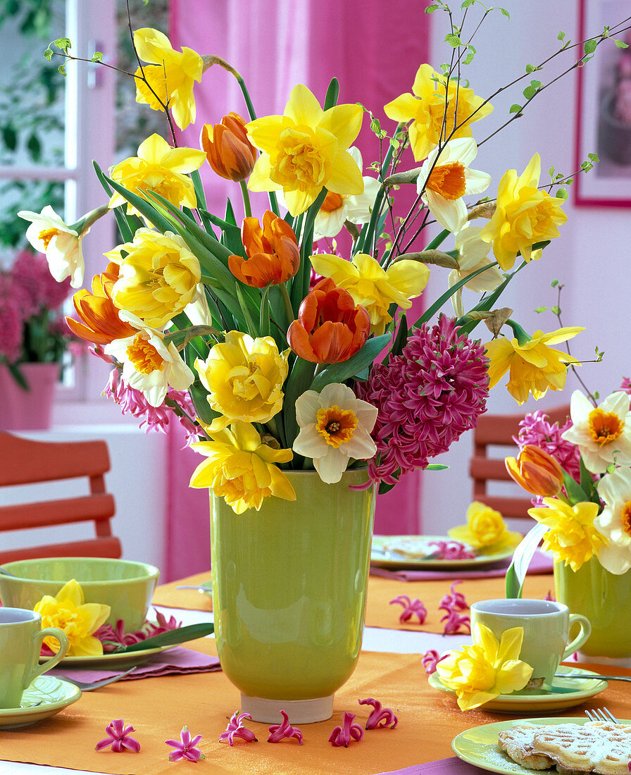 Bouquet from Narcissus, Tulipa