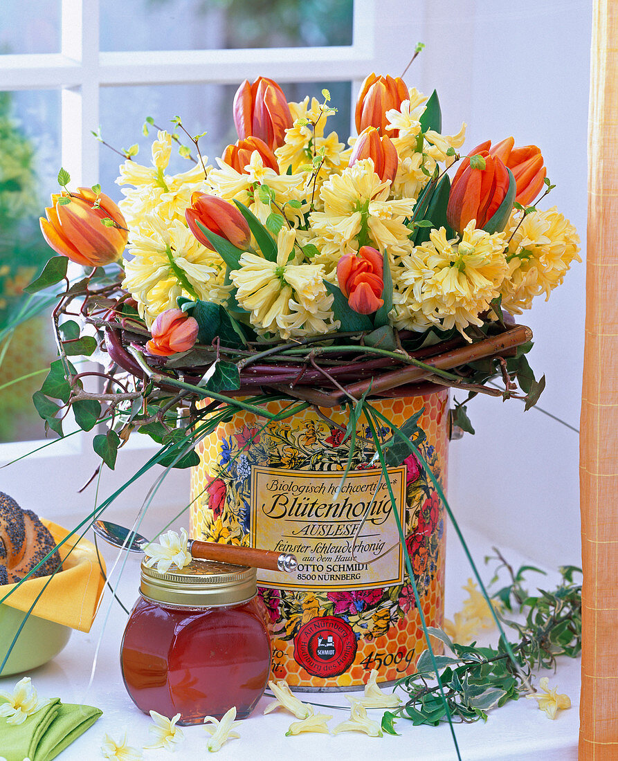 Strauß aus Tulipa (Tulpen), Hyacinthus (Hyazinthen) und Zweigen von Betula