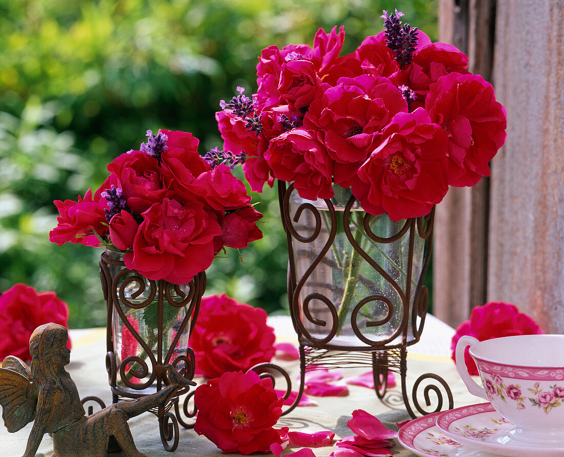 Pink (roses, red), Lavandula (lavender) in frame with rust look, flowers