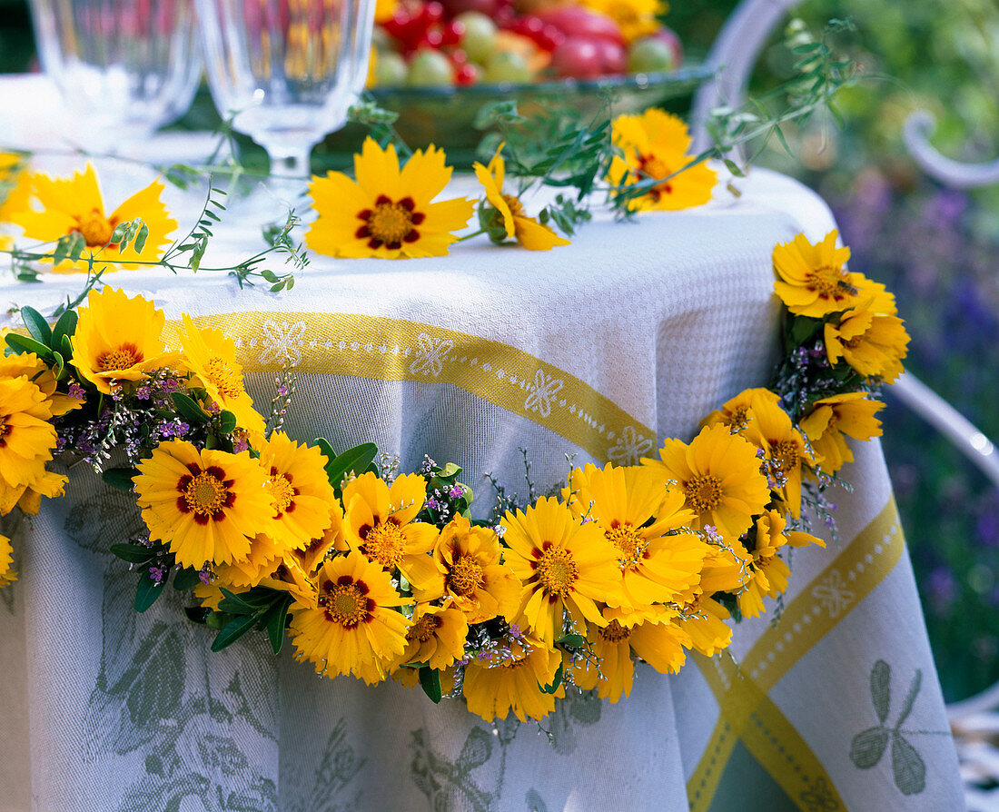 Girlande aus Coreopsis (Mädchenauge), Limonium (Meerlavendel)