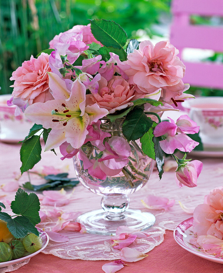 Strauß aus Lilium (Lilie), Rosa (Rosen), Lathyrus (Duftwicken)