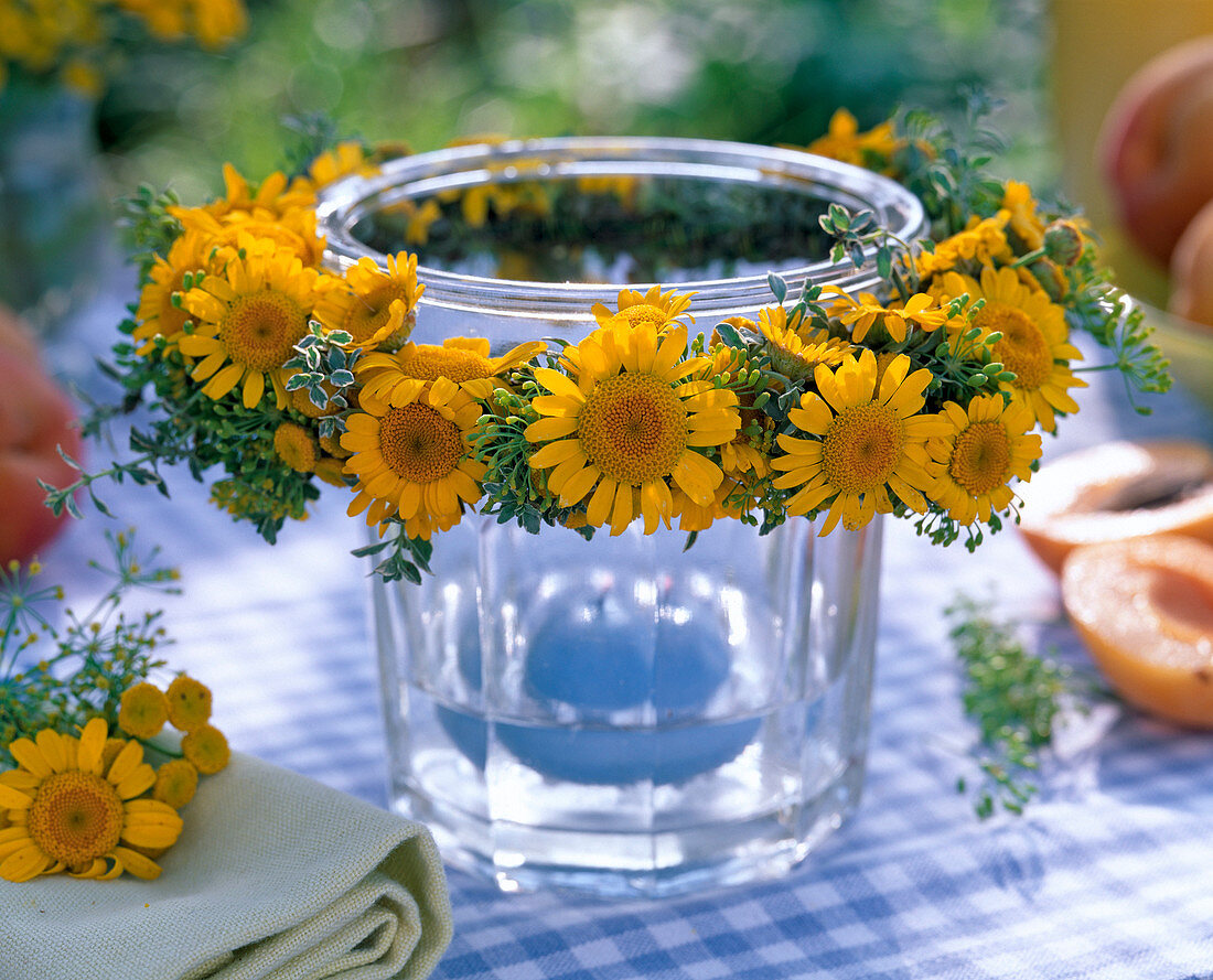 Kranz aus Blüten von Anthemis (Färberkamille), Anethum (Dill), Thymus